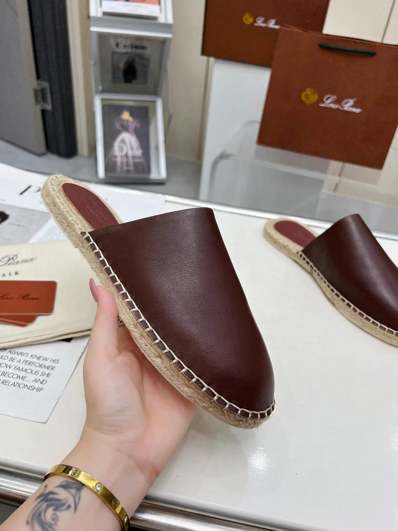 Men's men's shoes 💰520 🧚‍♂️.Loro Piana*👉Top genuine high-end fisherman's shoes and half-drag style👉Buy the original 1:1 copy💯💯💯 Founded the existing Loro Piana company on April 24, 1924. It is now the sixth generation of family business, providing high-quality products to customers who are discerning about taste and quality. ❤️Imported calfskin fabric. The lining is made of A-grade sweat-absorbent and breathable lining. 💯💯💯 Purely handmade. 💯Authentic packaging. Original one-to-one molded outsole. The favorite sandals of Middle Eastern tycoons. Code number: 39-46.